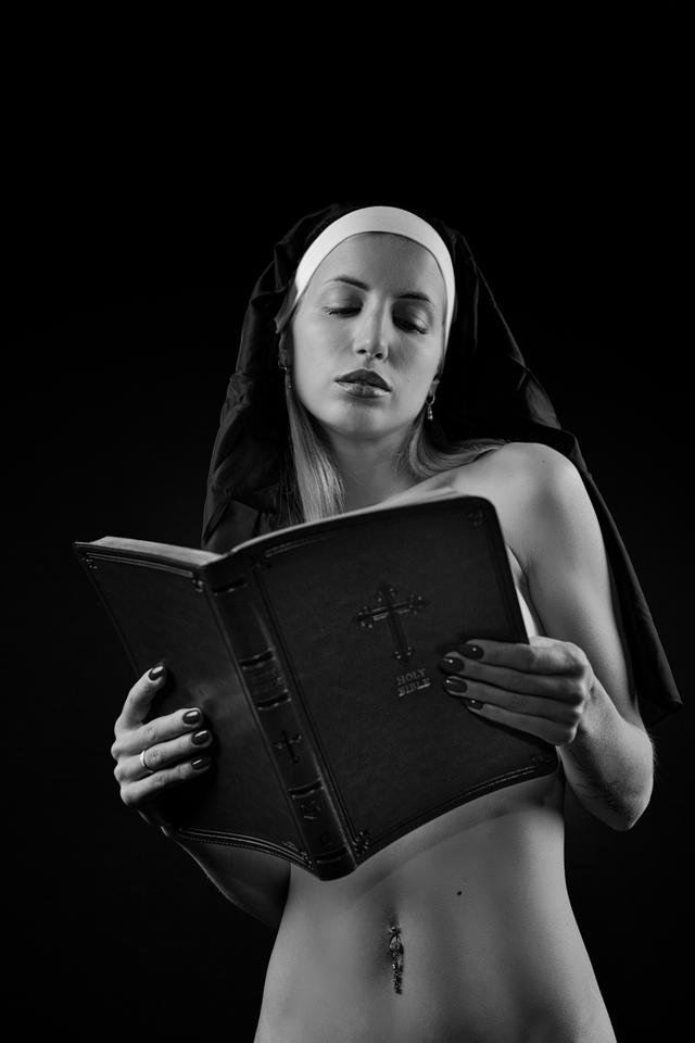 
                  
                    
                     NIKON CORPORATION 
                     NIKON Z f 
                  
                  