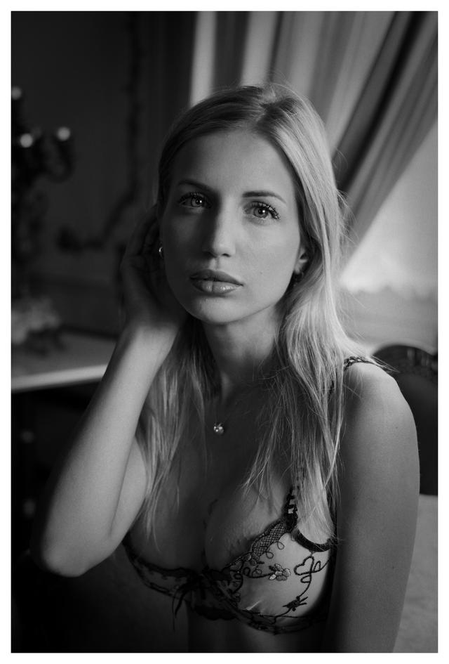 
                  
                    
                     NIKON CORPORATION 
                     NIKON Z f 
                  
                  