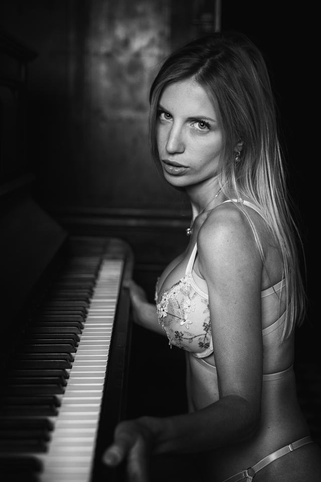 
                  
                    
                     NIKON CORPORATION 
                     NIKON Z f 
                  
                  